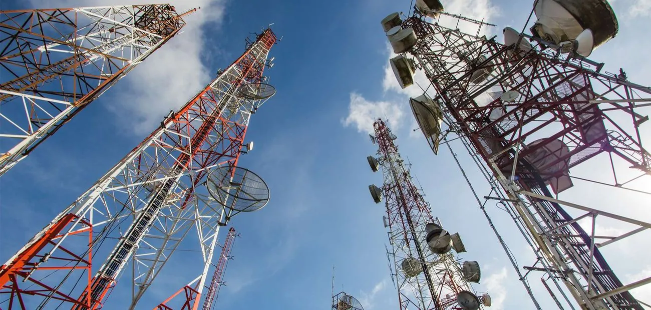Tralicci per telecomunicazioni con antenne e parabole