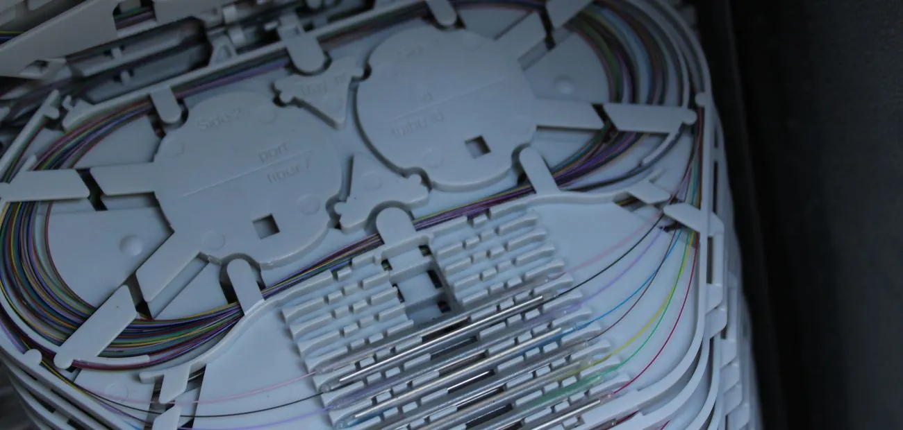 Cassette di giunzione impilate con fibre ottiche ordinate